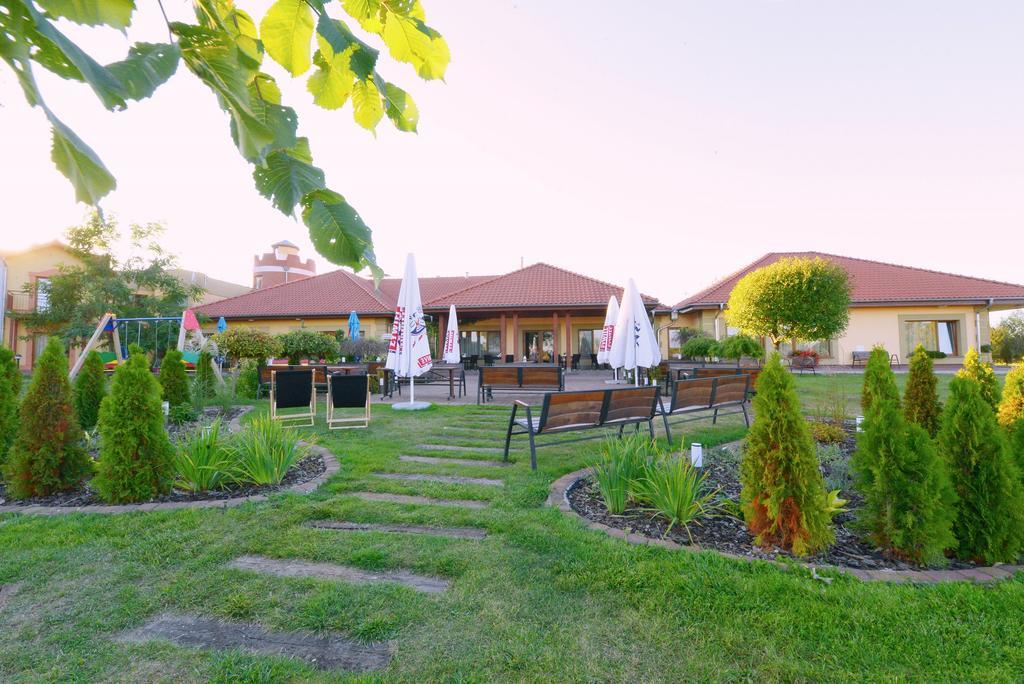 Hotel Daglezja Nad Jeziorem Kornickim Курнік Екстер'єр фото