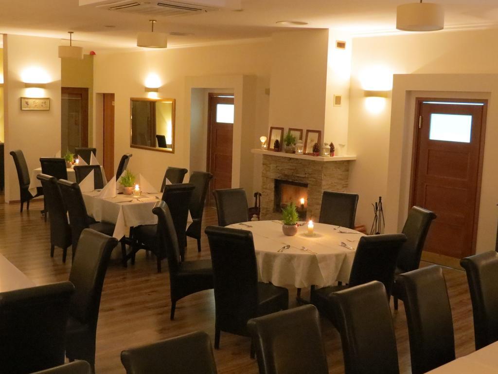 Hotel Daglezja Nad Jeziorem Kornickim Курнік Екстер'єр фото