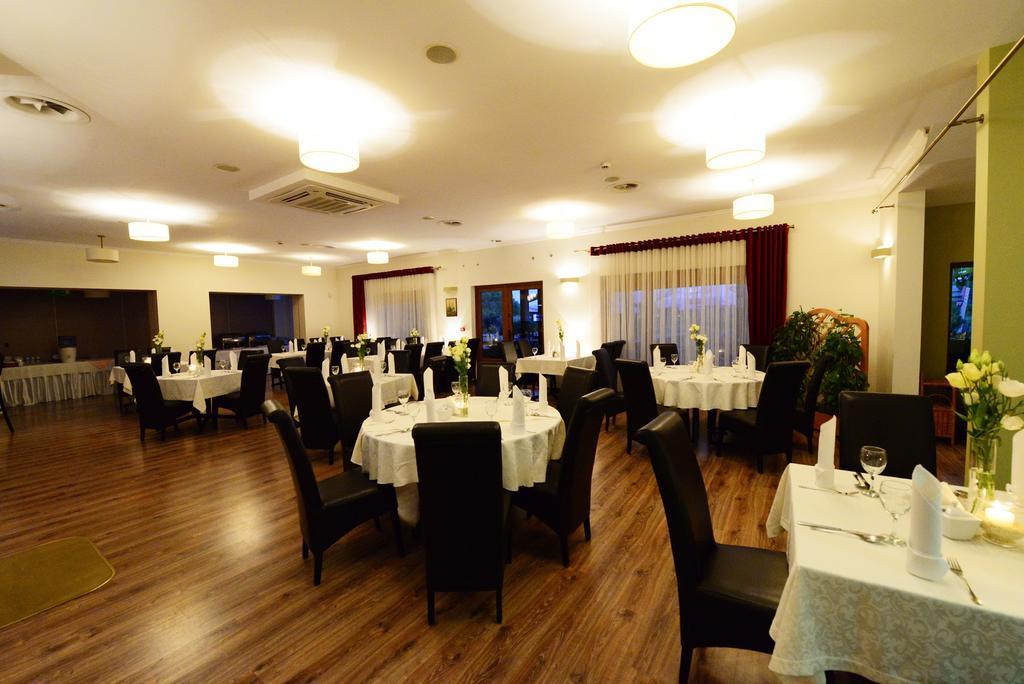 Hotel Daglezja Nad Jeziorem Kornickim Курнік Екстер'єр фото