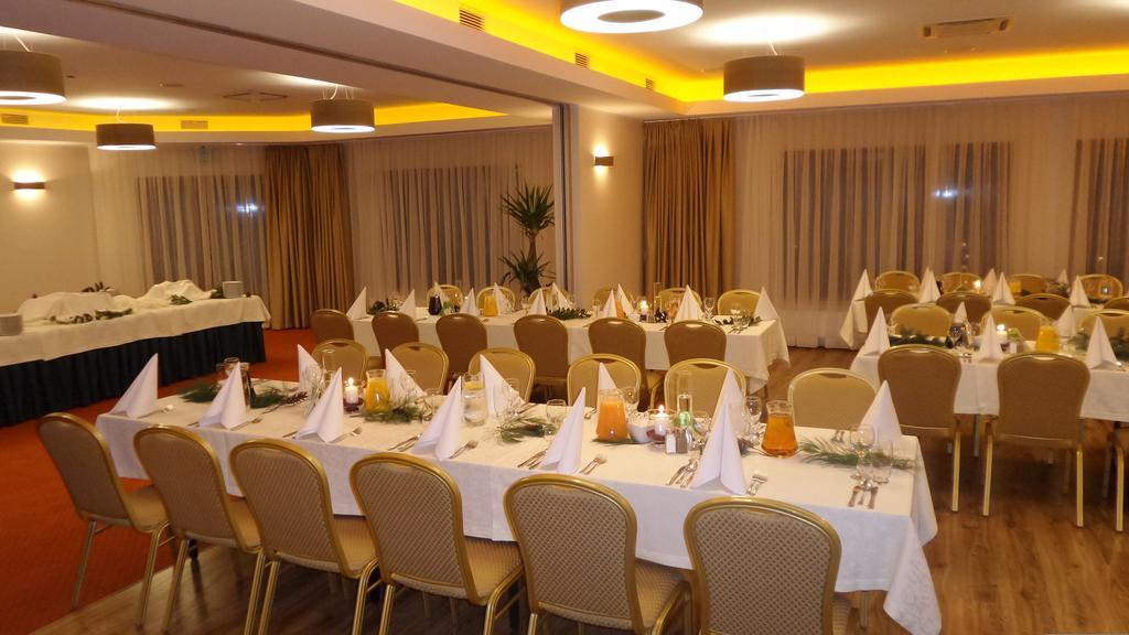 Hotel Daglezja Nad Jeziorem Kornickim Курнік Екстер'єр фото
