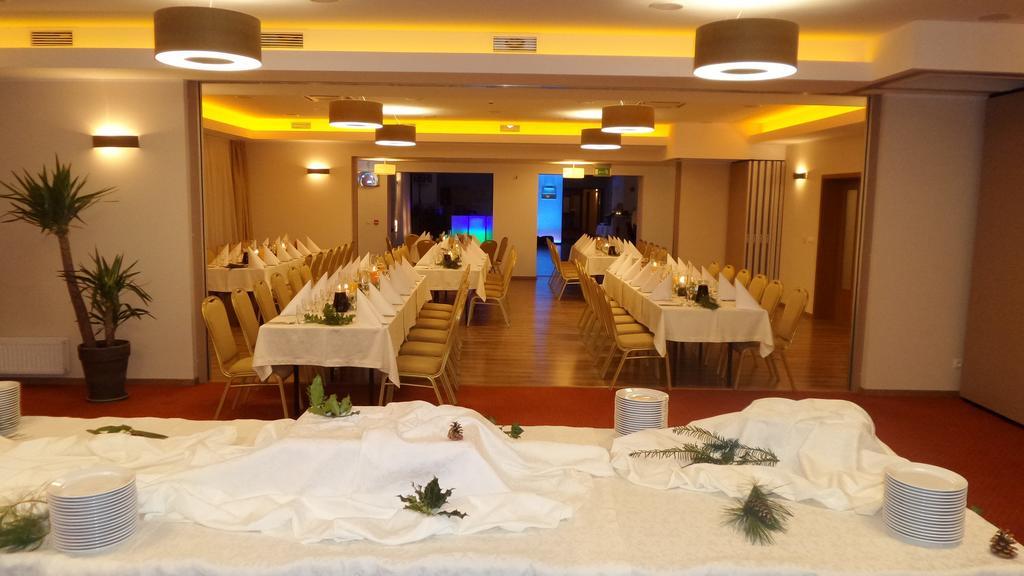 Hotel Daglezja Nad Jeziorem Kornickim Курнік Екстер'єр фото