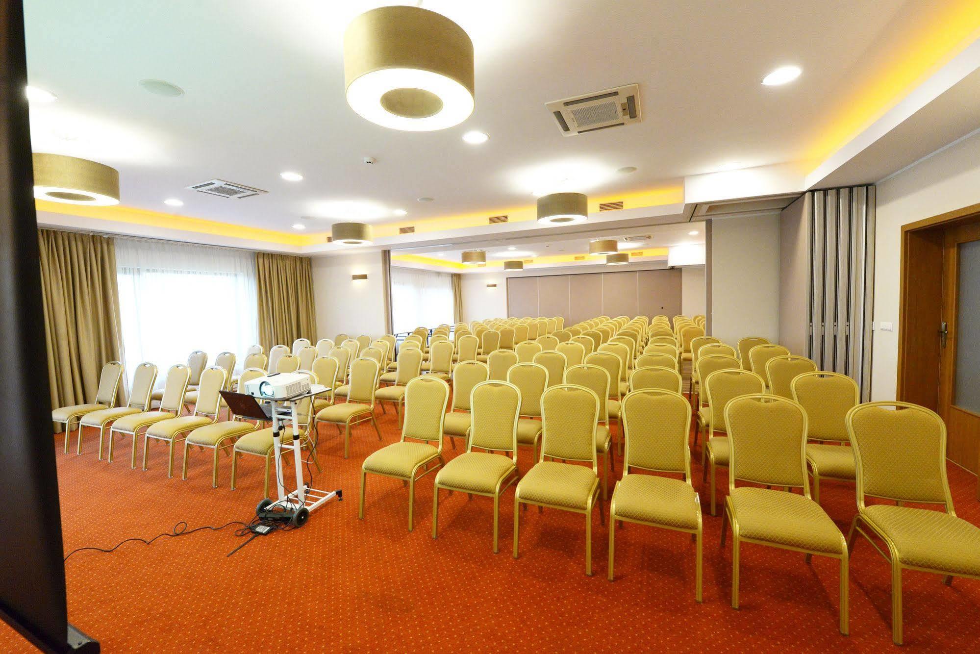 Hotel Daglezja Nad Jeziorem Kornickim Курнік Екстер'єр фото
